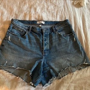 ABERCROMBIE & FITCH CURVE LOVE HIGH RISE DAD SHORTS